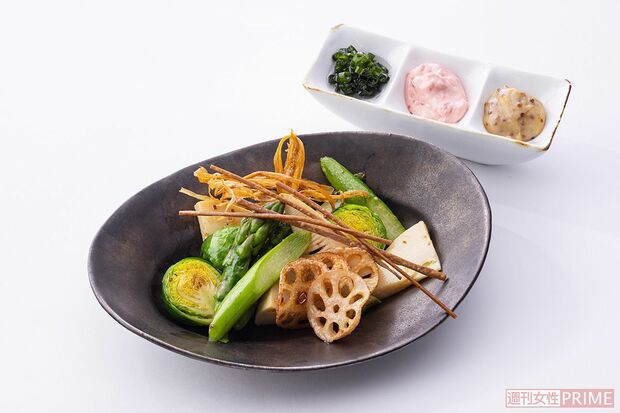 素揚げした根菜とそばがパリポリおいしい「春野菜の温サラダ3色ソース添え」調理／みないきぬこ　スタイリング／中村弘子　撮影／廣瀬靖士