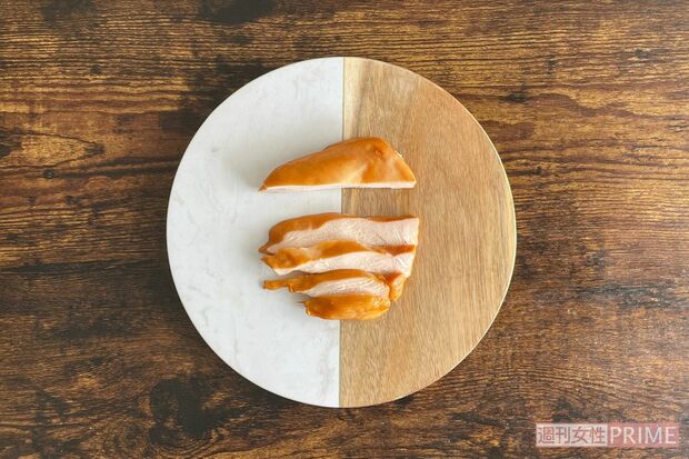 （1）包丁を使って、サラダチキンを縦長に8等分にカットする