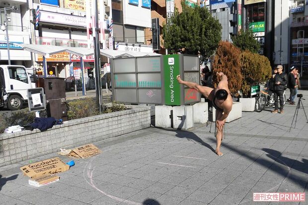 東京・高円寺の路上でパフォーマンスをする、ごっちゃんこさん