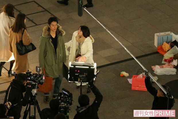 『きみが心に棲みついた』の撮影で、帰宅ラッシュのオフィス街に現れた吉岡里帆と桐谷健太