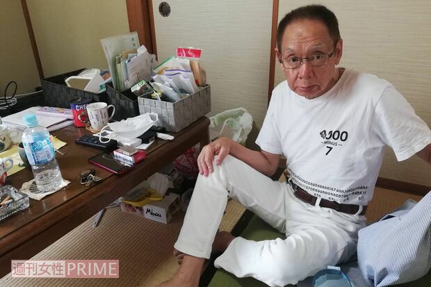 源さんは生活に必要なものだけ置かれた簡素な部屋で暮らす