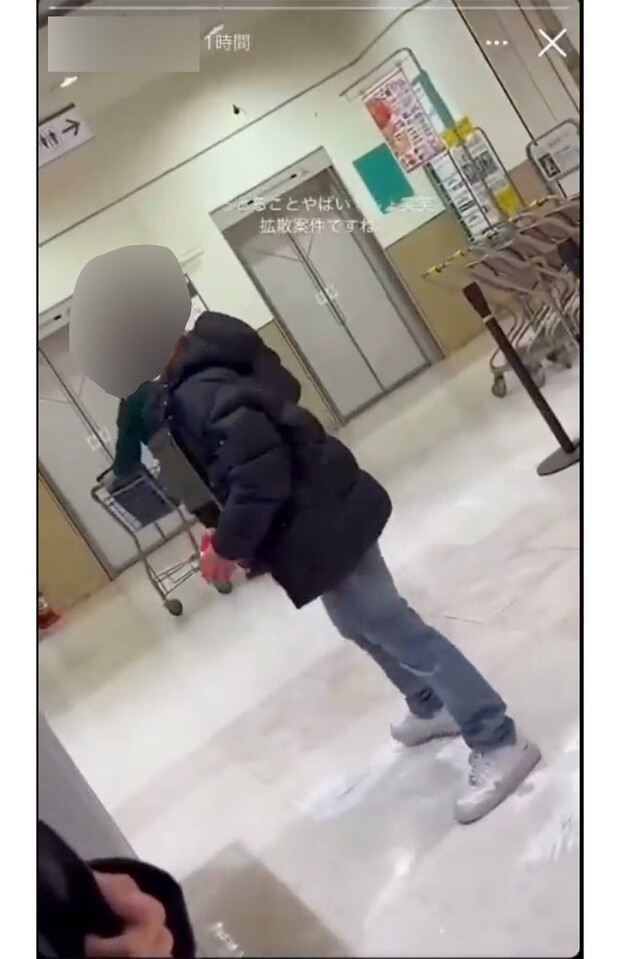 まず、撮影者に合図を送った少年（1/6）