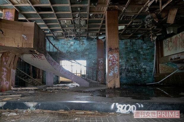 最恐心霊スポットの内部。コロナの書き込みがあることから今でも人の出入りは多いと見られる。日中でも真っ暗で女性2人で行くには相当な勇気がいる