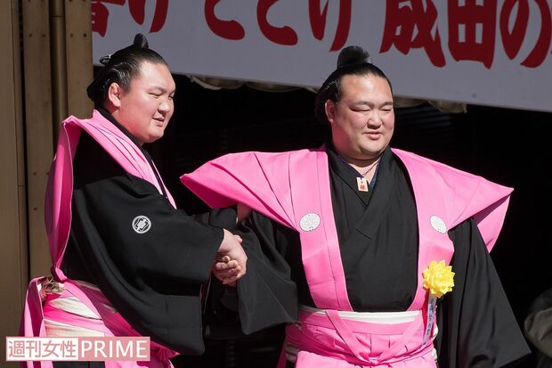 2017年2月3日、成田山新勝寺の節分会で握手した白鵬(左)と稀勢の里 撮影/廣瀬靖士