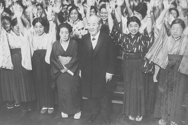 日本女子大の学生に90歳の誕生日を祝福される渋沢（中央）と兼子夫人＝日本電報通信社撮影