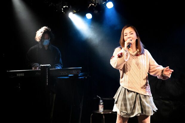 久々のステージで伸びのある歌声を披露した華原朋美
