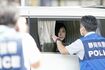 新東名高速道路の浜松SAで、車中から実況見分に立ち会う広末涼子(7月28日、共同通信)
