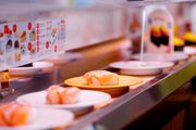 回転寿司店における客の迷惑行為、止まらない“飲食店テロ”の救世主か　『スシロー』『はま寿司』が『くら寿司』の寿司カバーを導入しない理由