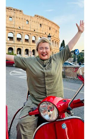 金髪イメチェン姿を披露したやす子（『世界頂グルメ』の公式Xより）