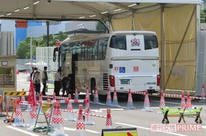 選手村に入るバスは厳重なチェックを受ける。長野ナンバーの車体後部には車イスのマークが＝9月7日