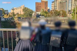 下校途中の小学生たちも四ツ谷駅に放牧されたヤギに夢中だった　撮影／編集部