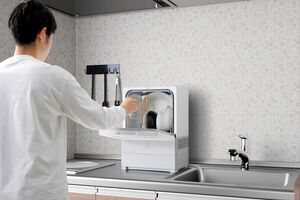 本体はホワイトとグレーのツートンカラー。ドアの開閉で自動的に電源が入り、ボタンを押すだけで洗浄から乾燥まで約120分で完了