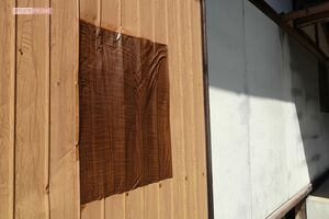 20年前に島田容疑者が戸を破壊した寺。茶色いテープで修復した跡が