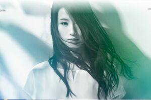 コンサートでもステージに幕を張って素顔をみせずに歌うUru