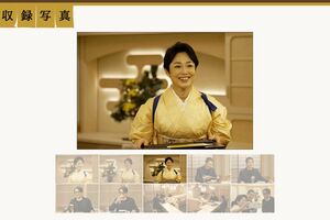 大ファンだったという堤真一がゲスト出演する2025年1月5日放送回の収録で笑顔が眩しいMCの有働(『有働由美子のおしゃべり小料理ゆみこ』公式サイトより)