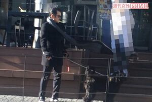 サングラスをして犬と歩く姿には大人の色気が漂っていた