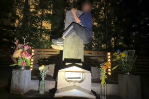 平将門の首塚によじ登った迷惑配信者(拡散された投稿より)