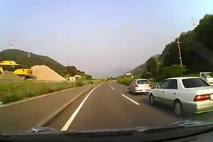 右車線の白い車は車間距離を執拗に詰めるなどあおり運転を繰り返した(写真提供/JAFメディアワークス)