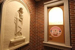 慈恵病院のこうのとりのゆりかご。父親とみられる男性と預けに来る女性も