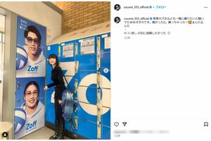 石川祐希、石川真佑兄弟の『Zoff（ゾフ）』広告と写真を撮るCocomi（本人インスタグラムより）