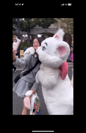 「中身おっさんかもしれん」マリーちゃんから過剰なファンサで喜ぶ堀未央奈（公式Xより）