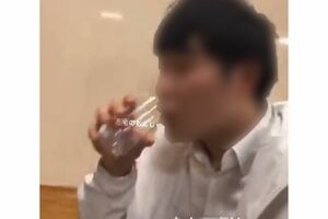 ネットで拡散される、迷惑“マーライオン”動画（SNSより）