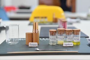 容器の素材も自然の竹筒にこだわる