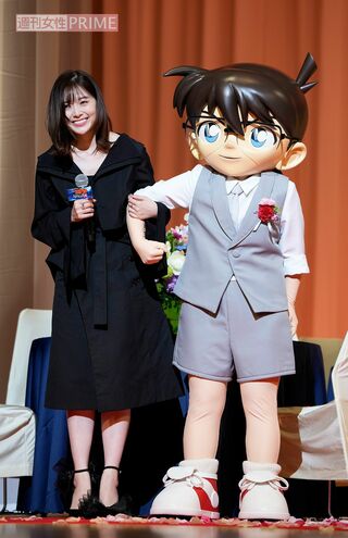 2020年、映画『名探偵コナン　ハロウィンの花嫁』舞台挨拶。ゲスト声優の白石麻衣と