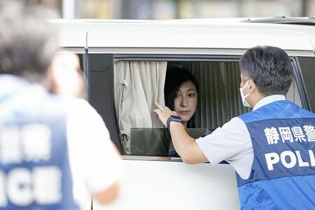 新東名高速道路の浜松SAで、車中から実況見分に立ち会う広末涼子(7月28日、共同通信)