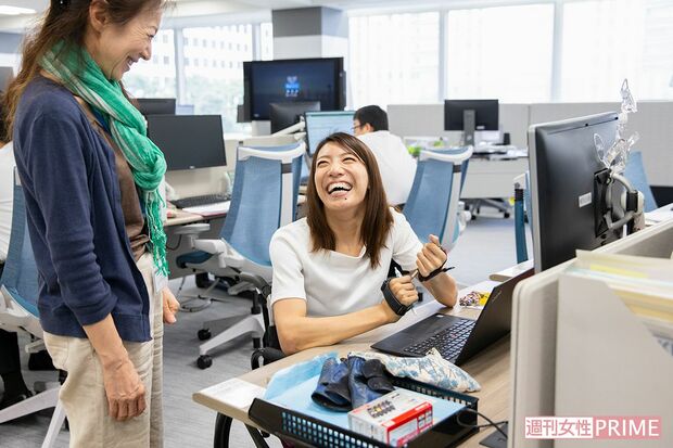 商船三井のデスクにて。両手に持ったペンでキーボードを操作する　撮影／齋藤周造