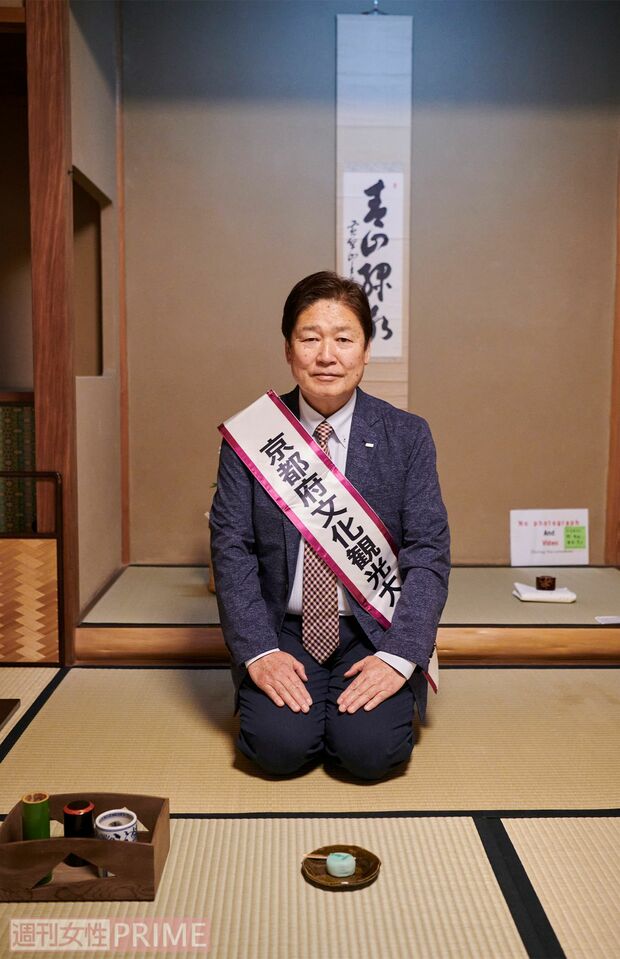 お点前体験をする平田進也さん（撮影／山田智絵）