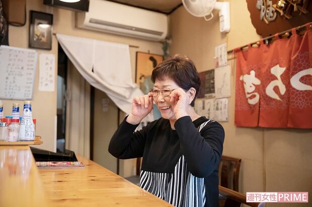 現在も営む居酒屋にて。すえこさんの話をしながら涙ぐむ母・敏子さん 撮影／齋藤周造