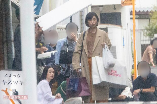 路地裏でドラマ『スナックキズツキ』の撮影をしていた西田尚美（右）と原田知世