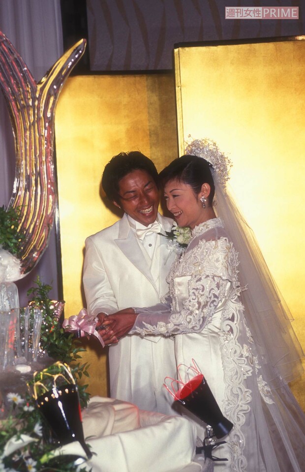 タレント・コアラ(当時)と「結婚を祝う会」を行なった三原じゅん子(2000年6月)