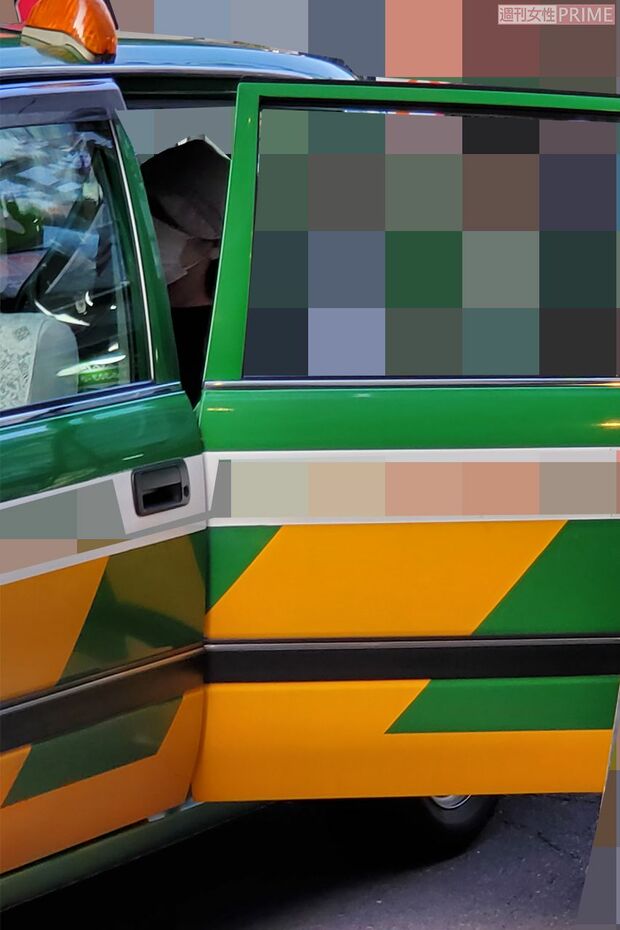 タクシーに乗り込む小室佳代さん（3/3）