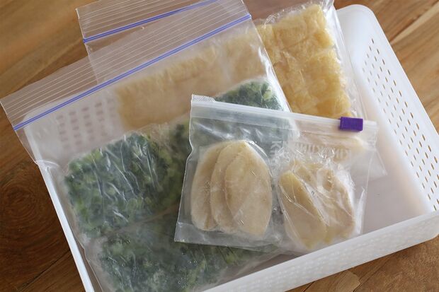 【Q】上段は小分けのものを一括。ドアの開閉で温度変化に影響されやすい上段は、細々したものを。「小分けにした薬味、1食分のごはん、カットした油揚げなど、小さいものを散らからないように、カゴなどに一括して収納しましょう」