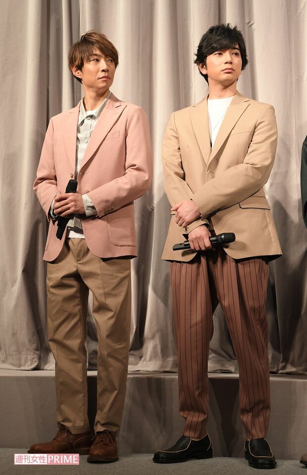 『嵐 活動休止表明会見』に登場した相葉雅紀（左）と松本潤（右）