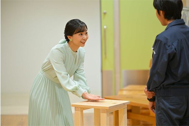 2025年10月に滋賀県を訪問した際に着用された『ANAYI（アナイ）』のワンピースは、植樹祭やブラジル訪問時にも着用