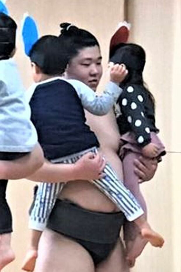 保育園のイベントに呼ばれたときの容疑者。両手に2人の子どもを抱いていて、終始笑顔だったという（相撲部屋インスタグラムより）
