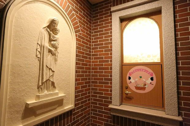 慈恵病院のこうのとりのゆりかご。父親とみられる男性と預けに来る女性も