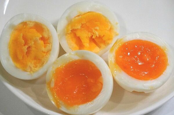 手前が半熟、奥がかたゆで。冷蔵庫から出したばかりの冷たいたまごを使用（筆者撮影／東洋経済オンライン）