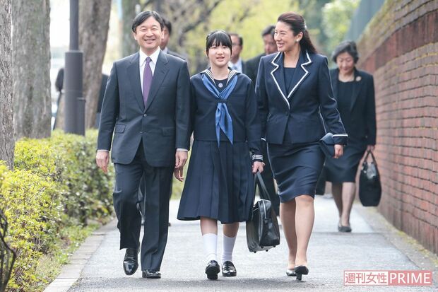 学習院中等科にご入学。入学式に出られるために両陛下と一緒に徒歩で向かう。セーラー服のスカーフの色が初等科の赤から青に
