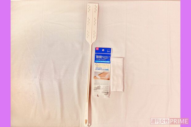 『隙間らくらくハンディワイパー』平べったい形状のため狭い隙間にもゆうゆうと入る