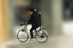 自転車で帰路につく平成ノブシコブシの・徳井健太