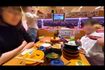 ネット上で拡散されたIくんの動画、レーン側の弟が醤油差しボトルを口に含んでいる
