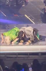 “自撮りファンサ”による炎上騒動を受けてか、ファンに土下座する『HiHi Jets』猪狩蒼弥（左）と『Aぇ! group』佐野晶哉（ツイッターより）