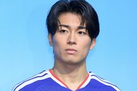 サッカー日本代表・中村敬斗、“警察官姿”に5000人集まる大盛況も急増する露出にファンから漏れた“懸念の…