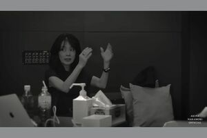 リラックスした様子で話をする中森明菜(公式YouTubeチャンネルより)