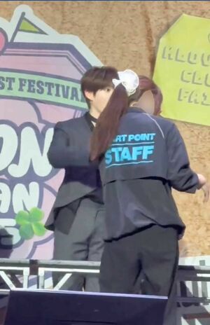 『KCONJAPAN2025』でファンをあまりにも急かしすぎていると大炎上した“シュシュ女”。ファンを押し出した後、スタッフ同士で笑うようなシーンも（Xより）