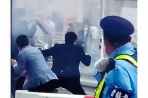 山上徹也容疑者が2発目の銃弾を放つと、爆音と白煙が…（目撃者提供）